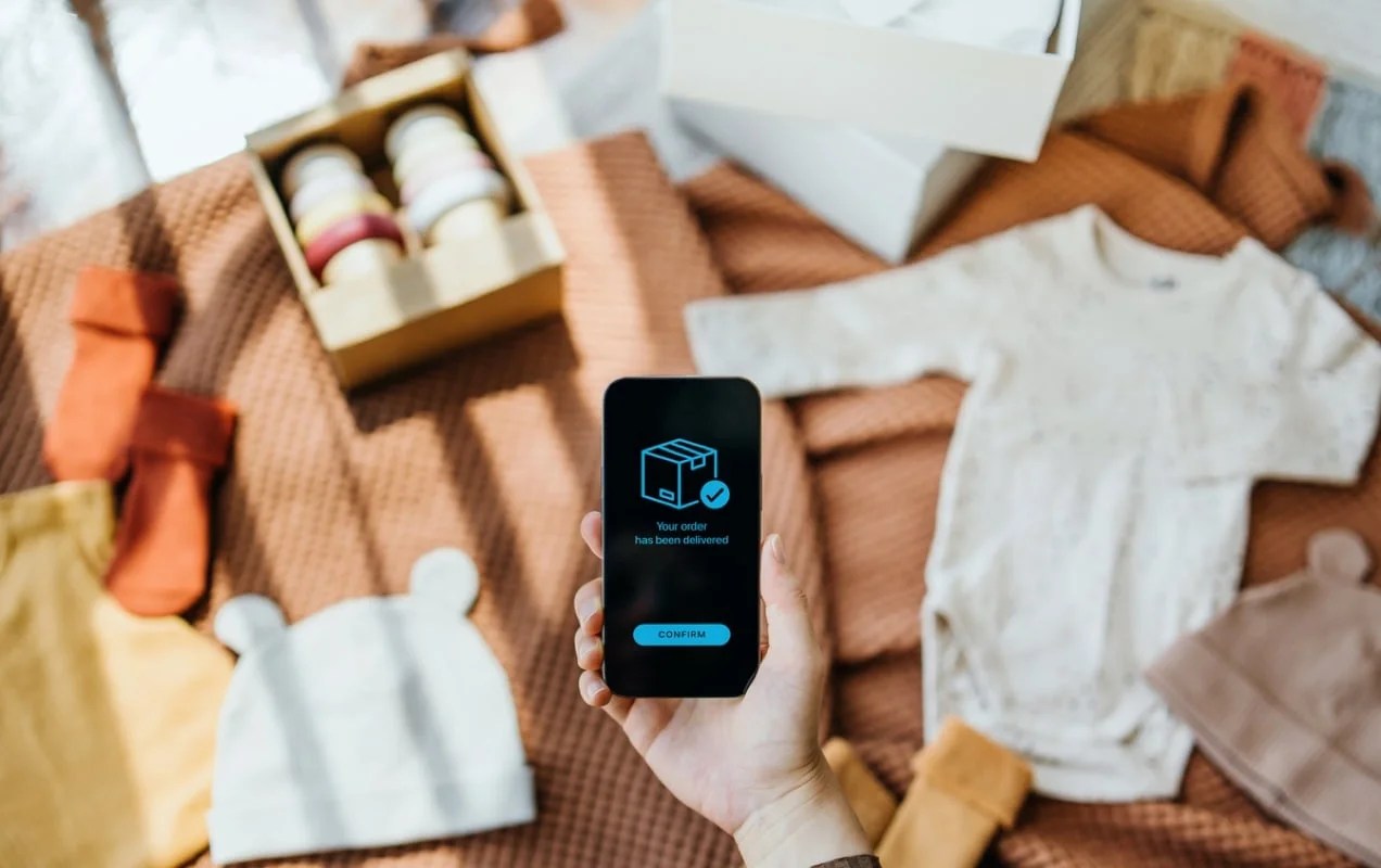 delivery notification on a phone, held in a customer's hand