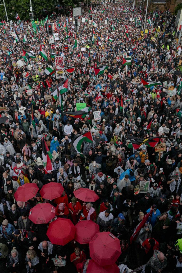 How do scientists estimate crowd sizes at public events – and why are they often disputed?